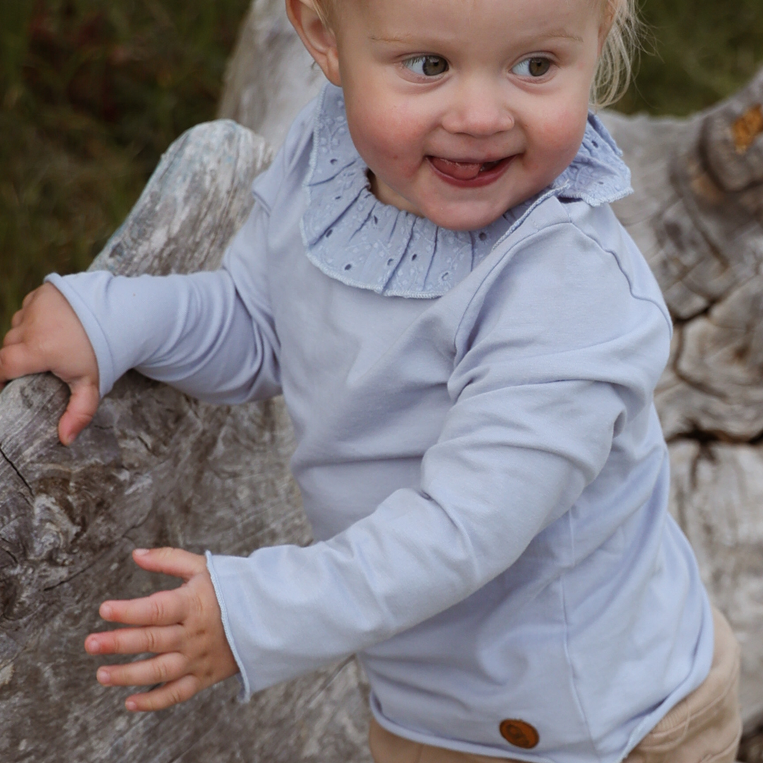 Bluse til baby med flæse - sky blue