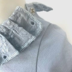 Bluse til baby med flæse - sky blue