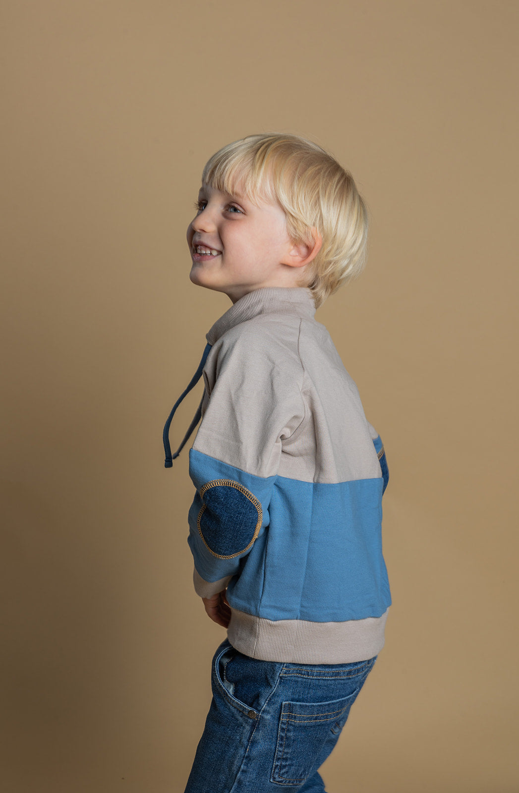 Drenge sweatshirt i økologisk bomuld med denim lapper på albuer