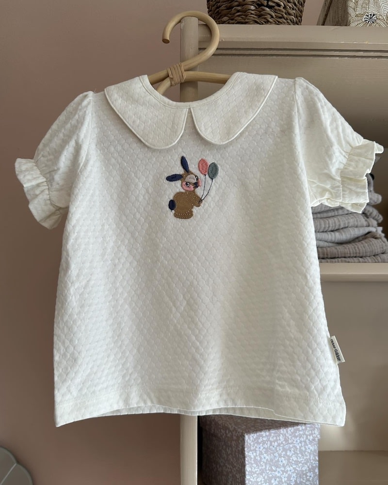 Bea t-shirt med flæser - bunny